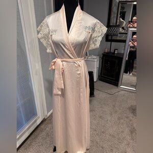 Vintage 70s Donna Richard Luxurious Silk Lace Satin Robe - Light Pink M